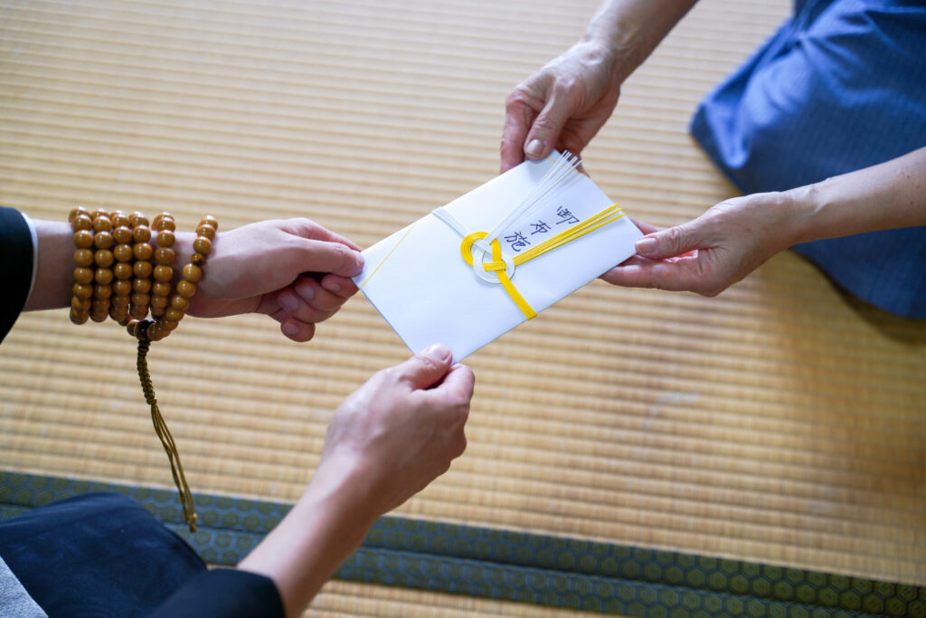 家族葬のそうえん【公式】 | 東京都日野、町田の葬儀社 | 多摩地区クチコミ評価No.1 | 家族葬のお布施費用はいくら？相場と内訳、失礼のない渡し方のマナーを解説します