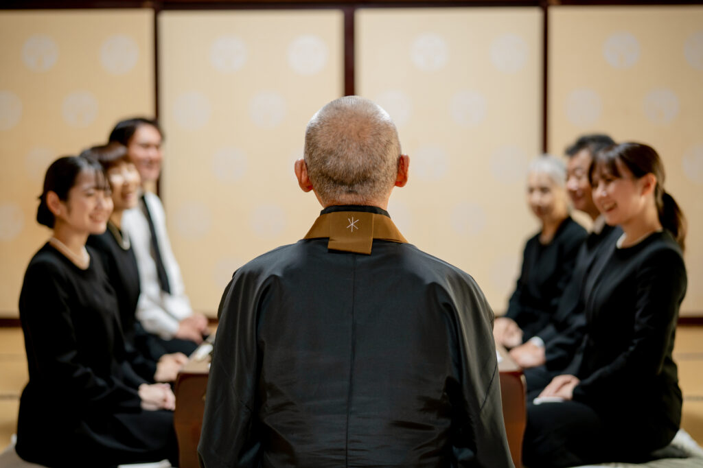 家族葬のそうえん【公式】 | 東京都日野、町田の葬儀社 | 多摩地区クチコミ評価No.1 | 家族葬のお布施費用はいくら？相場と内訳、失礼のない渡し方のマナーを解説します