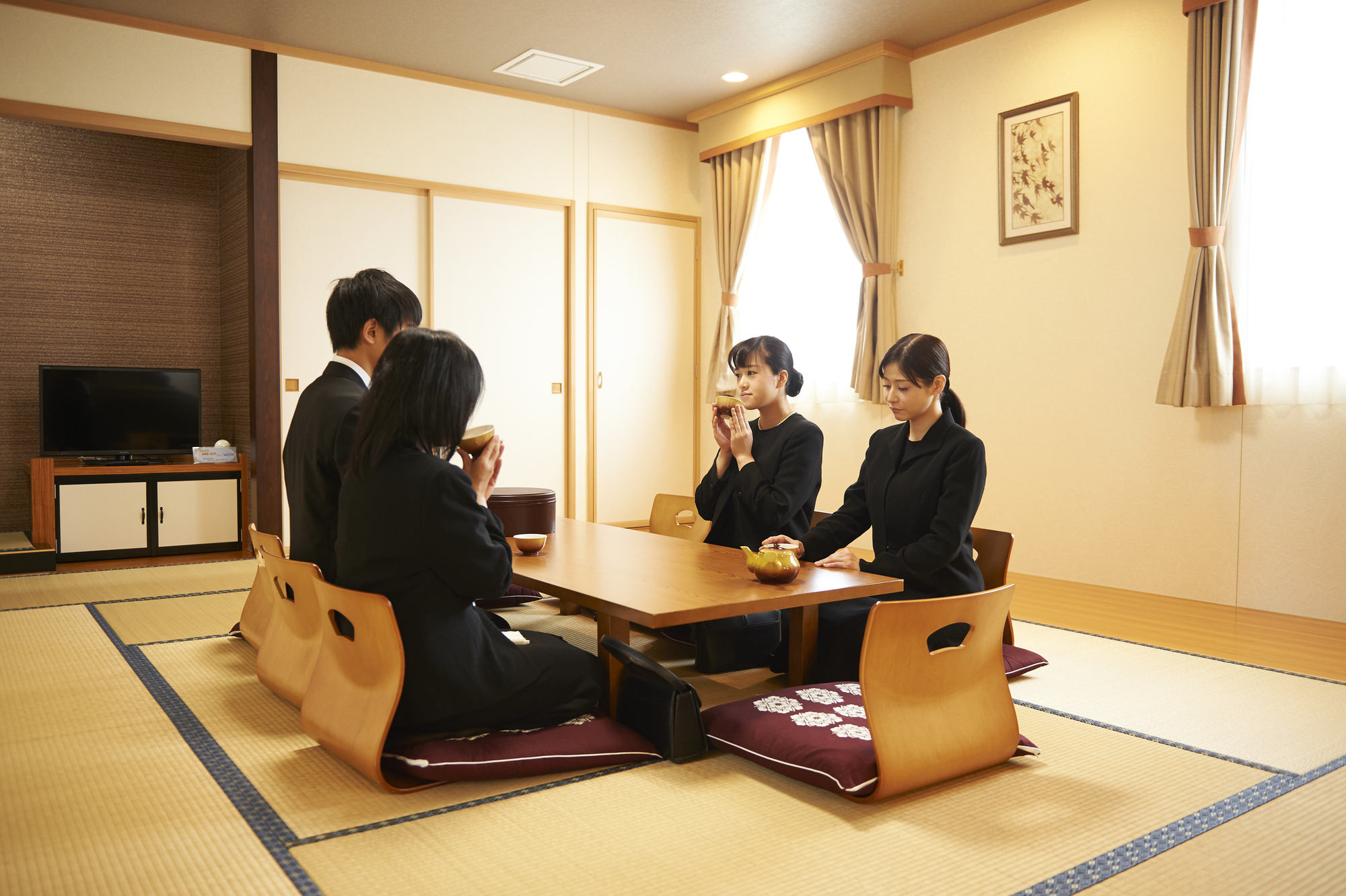 家族葬のそうえん【公式】 | 東京都日野、町田の葬儀社 | 多摩地区クチコミ評価No.1 | 家族葬10人の費用相場は?総額と内訳、安く抑えるコツを分かりやすく解説 知っておきたい!葬儀における追加料金の存在について