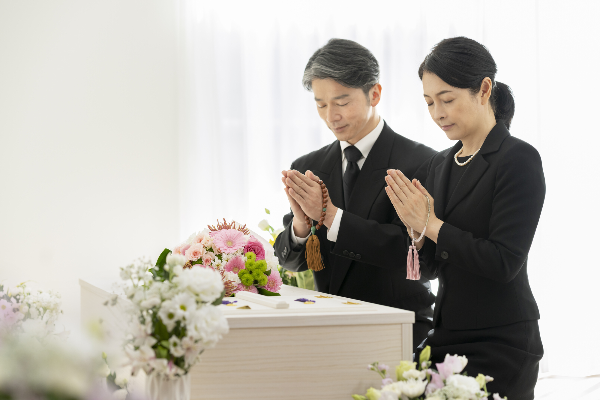 家族葬のそうえん【公式】 | 東京都日野、町田の葬儀社 | 多摩地区クチコミ評価No.1 | 家族葬10人の費用相場は?総額と内訳、安く抑えるコツを分かりやすく解説 家族葬にかかる費用の主な内訳