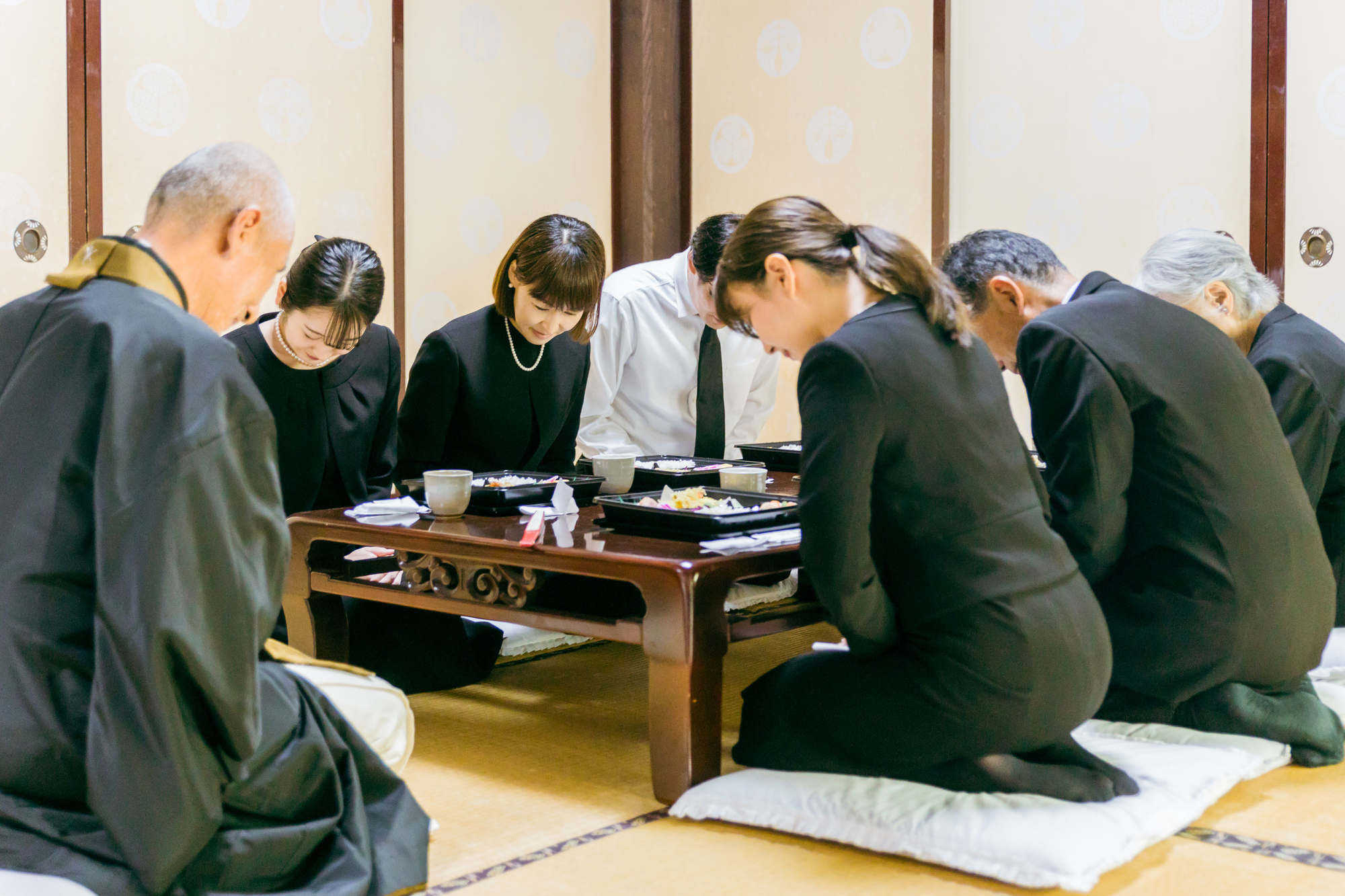 祭壇費用だけではない！葬儀全体でかかる費用内訳