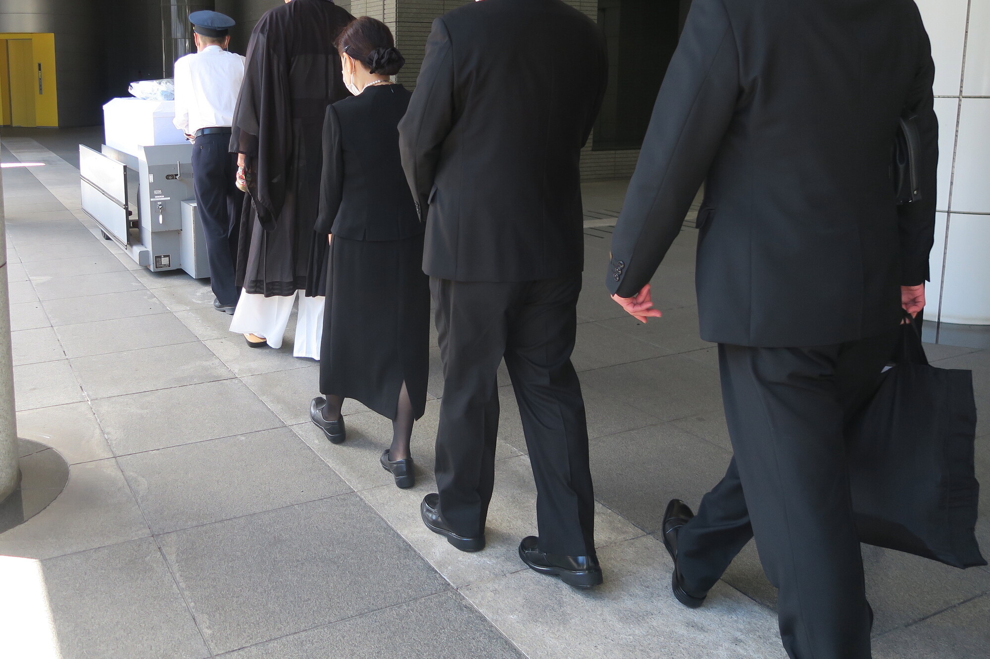 家族葬のそうえん【公式】 | 東京都日野、町田の葬儀社 | 多摩地区クチコミ評価No.1 | 葬式に呼ぶ人がいなくても大丈夫!心温まる見送りの方法と具体的な進め方 呼ぶ人がいない場合の葬儀の形