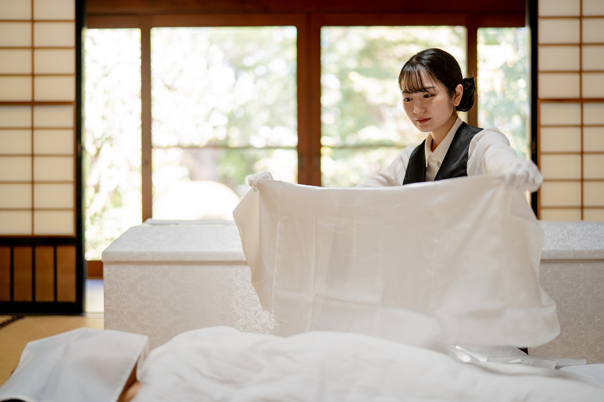 家族葬のそうえん【公式】 | 東京都日野、町田の葬儀社 | 多摩地区クチコミ評価No.1 | 湯灌は恥ずかしくない?遺族が知っておきたい儀式における配慮と意義 湯灌における恥ずかしさ以外のデメリットや注意点